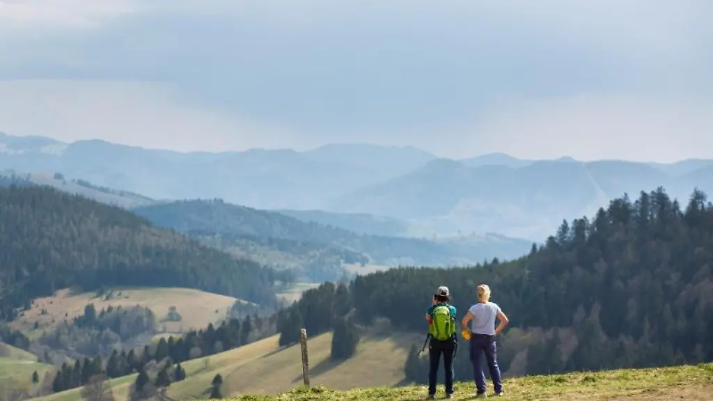 Zwei-Frauen-stehen-auf-einem-Parkplatz-nahe-dem-Nonnenmattweiher-und-blicken-in-die-Landschaft