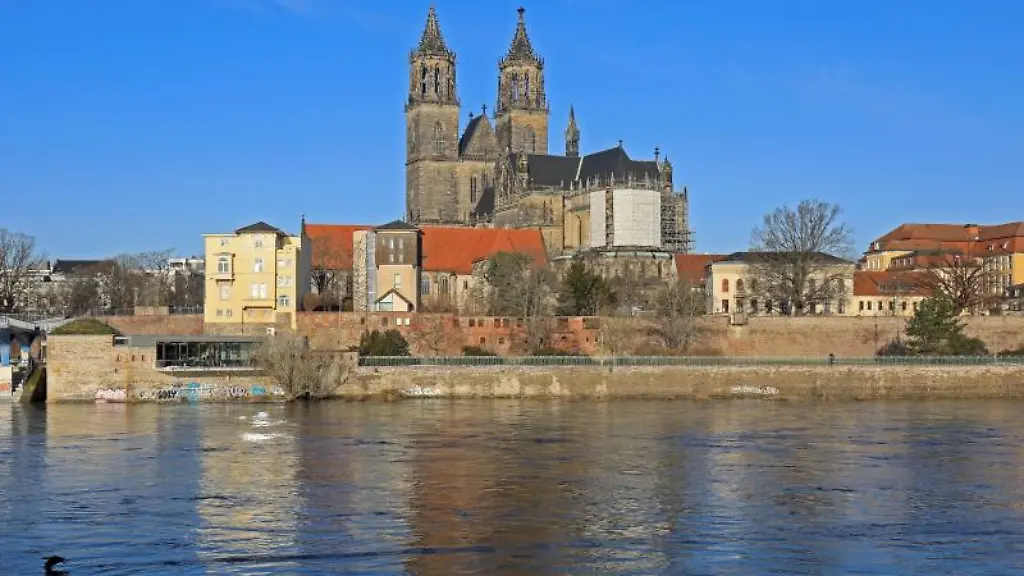 Strahlend-blauer-Himmel-ueber-dem-Magdeburger-Dom