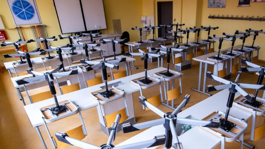 Die-Stuehle-in-einem-Klassenzimmer-eines-Gymnasiums-sind-hochgestellt