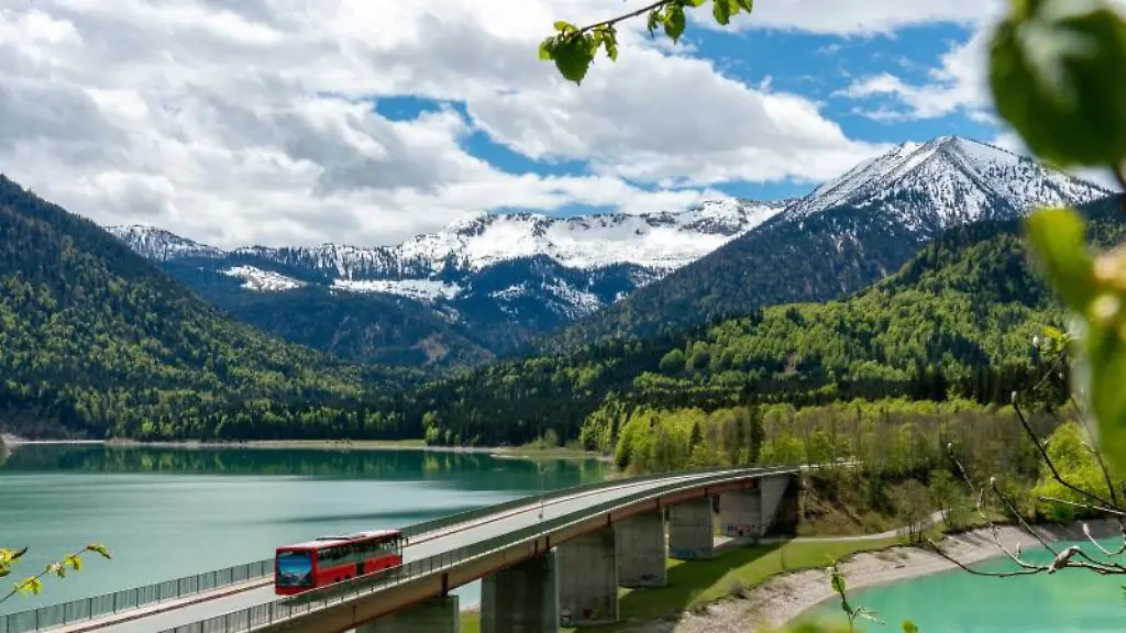 Ein-Bergbus-des-Deutschen-Alpenvereins-DAV-auf-der-Strecke-von-Lenggries-Richtung-Eng