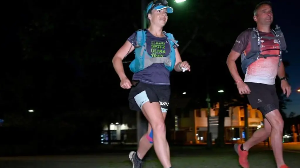 Extremsportlerin-Stefanie-Saul-und-ihr-Mitlaeufer-Erwin-Bauer-starten-einen-250-km-Spendenlauf