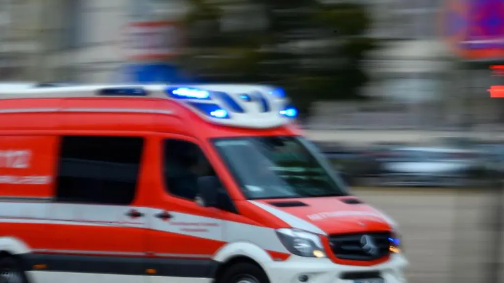 Ein-Rettungsfahrzeug-der-Feuerwehr-ist-im-Einsatz