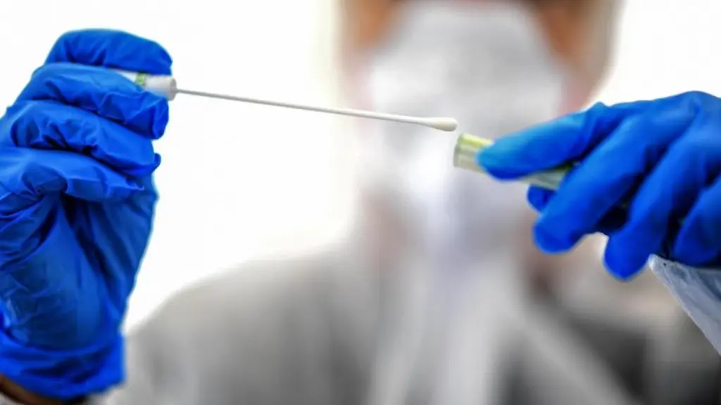Ein-Abstrichstaebchen-wird-in-einer-ambulanten-Corona-Test-Einrichtung-gehalten