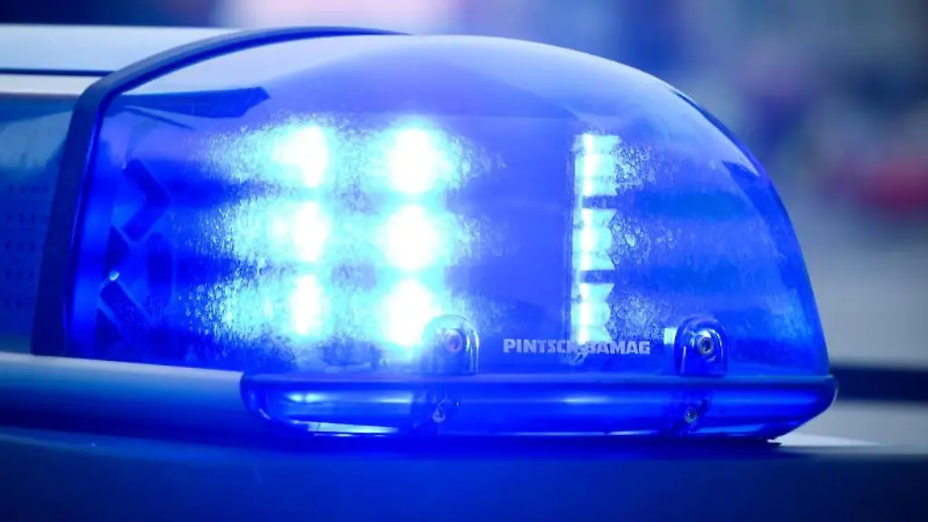 Blaulicht-an-einem-Polizeiauto