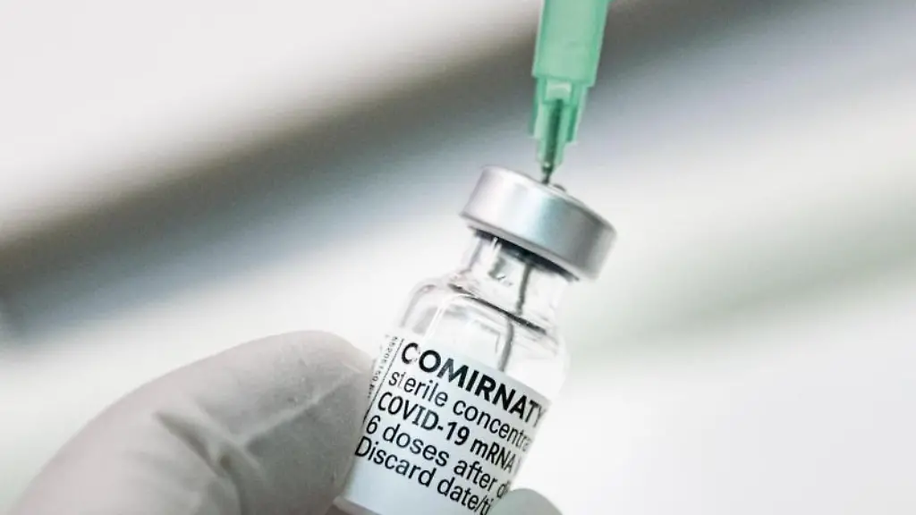 Ein-Arzt-zieht-den-Corona-Impfstoff-Comirnaty-von-Biontech-Pfizer-in-eine-Spritze