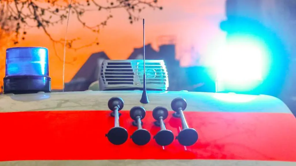 Ein-Rettungswagen-mit-Blaulicht-und-Signalhorn