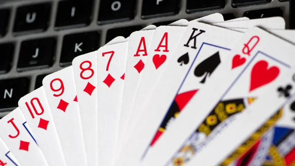 Spielkarten-liegen-auf-der-Tastatur-eines-Notebooks