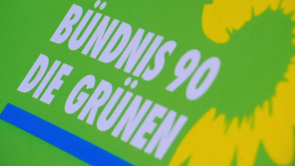 Das-Logo-von-Buendnis-90-Die-Gruenen-steht-auf-einem-Aufsteller-der-Partei