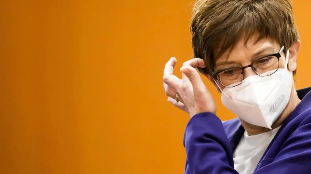 Annegret-Kramp-Karrenbauer-Bundesministerin-der-Verteidigung-kommt-in-einen-Saal