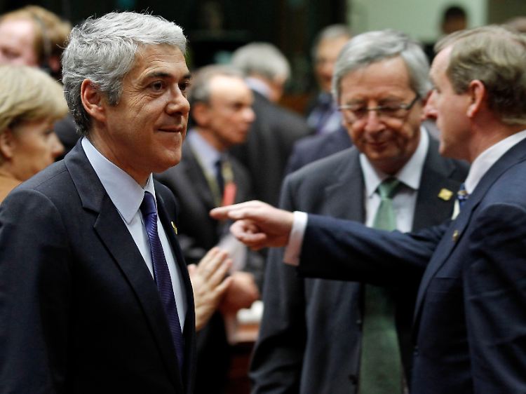 Portugals amtierender Ministerpräsident José Sócrates beim Treffen in Brüssel. Links Angela Merkel, rechts der neue irische Premier Enda Kenny im Gespräch mit Jean-Claude Juncker.
