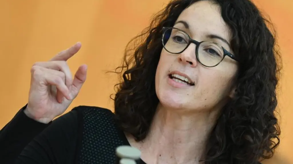 Hessens-Wissenschaftsministerin-Angela-Dorn-spricht-im-hessischen-Landtag