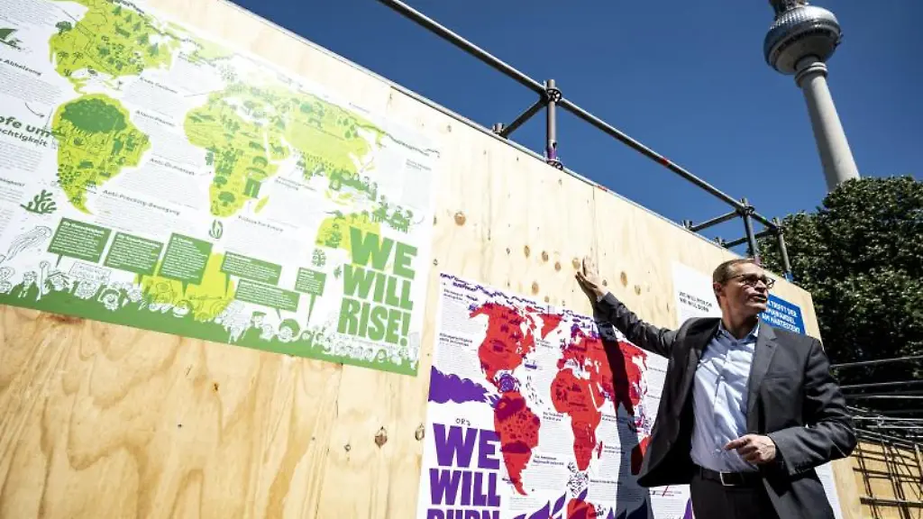 Michael-Mueller-SPD-Regierender-Buergermeister-von-Berlin-begutachtet-die-Ausstellung