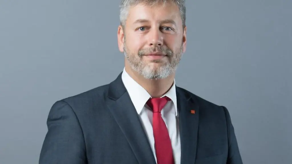 Albrecht-Pallas-SPD-steht-vor-der-Kamera