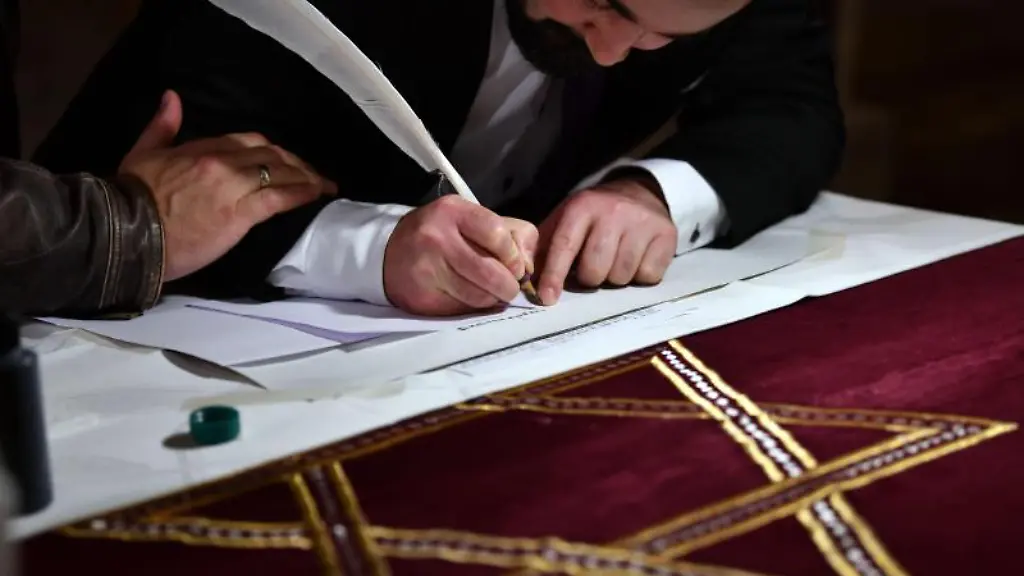 Reuven-Yaacobov-schreibt-auf-eine-neue-Tora-Rolle