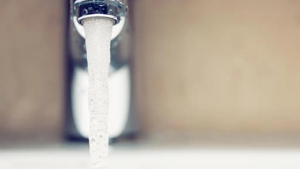 Ein-fliessender-Wasserhahn