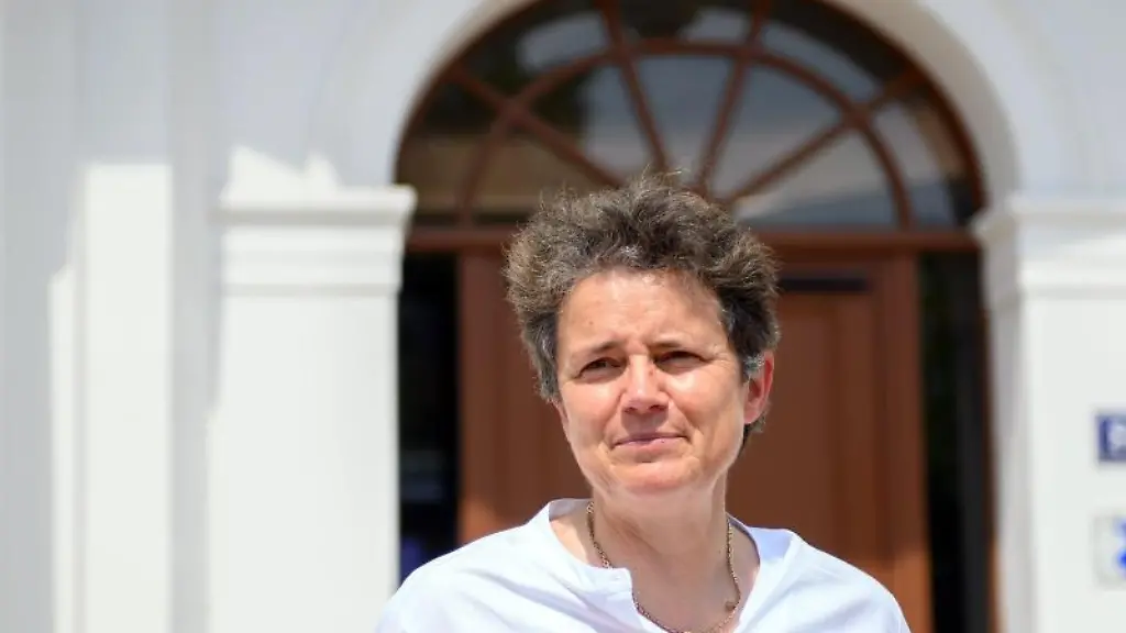 Lydia-Hueskens-FDP-steht-vor-dem-Landtag-von-Sachsen-Anhalt