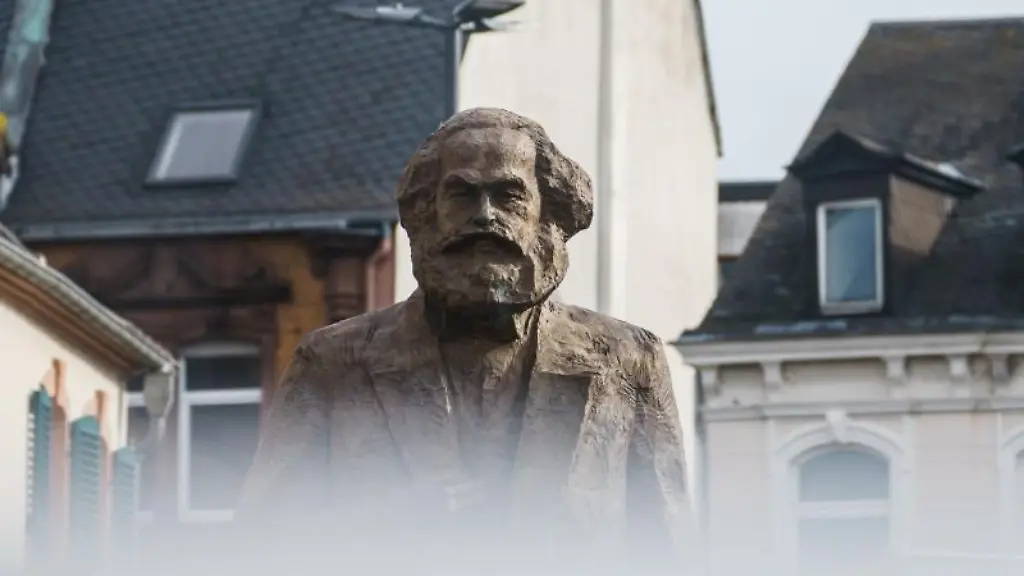 Die-Karl-Marx-Statue-auf-dem-Simeonstiftplatz-in-Tier