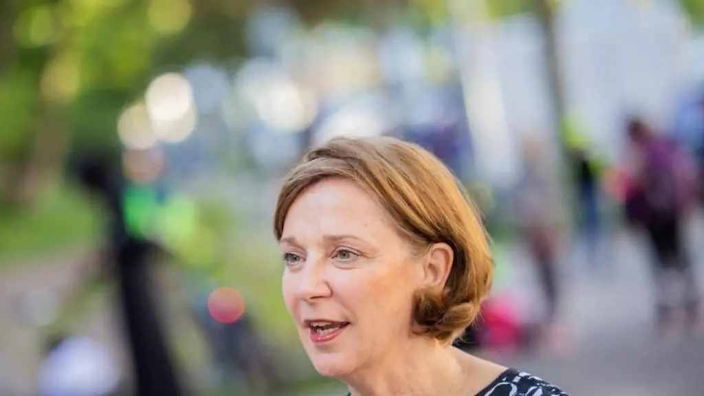 Schulministerin-Yvonne-Gebauer