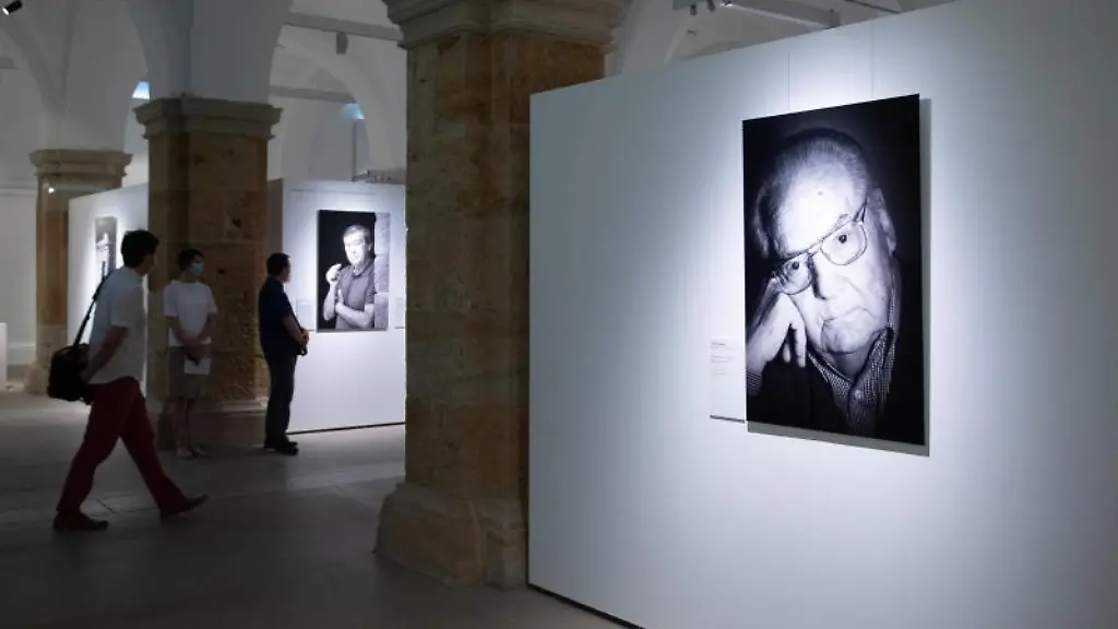 Teilnehmer-gehen-im-Rahmen-eines-Presserundgang-durch-die-Ausstellung-KZ-ueberlebt-Portraets-von-Stefan-Hanke-im-Militaerhistorischen-Museum-der-Bundeswehr