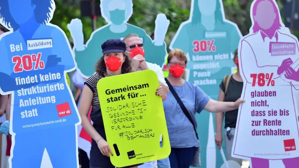 Beschaeftigte-aus-Krankenhaeusern-Pflege-und-anderen-Gesundheitseinrichtungen-protestieren-vor-dem-Thueringer-Ministerium-fuer-Arbeit-Soziales-Gesundheit-Frauen-und-Familie