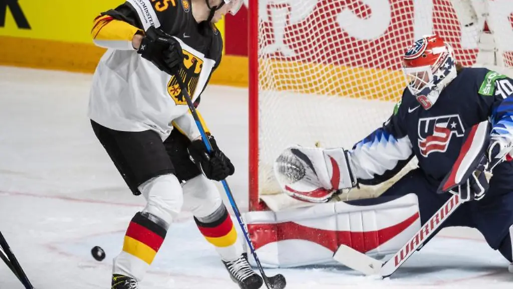 Stefan-Loibl-l-bei-der-Eishockey-WM-gegen-US-Torwart-Cal-Petersen