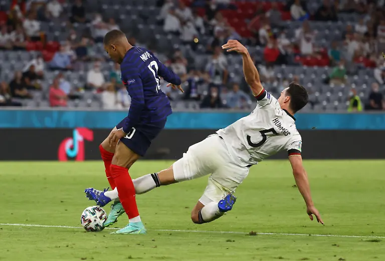 2021-06-15T203705Z-110531499-UP1EH6F1L9RVL-RTRMADP-3-SOCCER-EURO-FRA-GER-REPORT