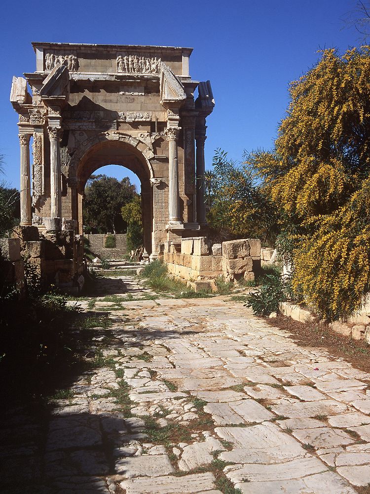 Die Reste einer Prachtstraße und des römischen Ehrenbogens des Septimius Severus in der Ruinenstätte "Leptis Magna" in Libyen.