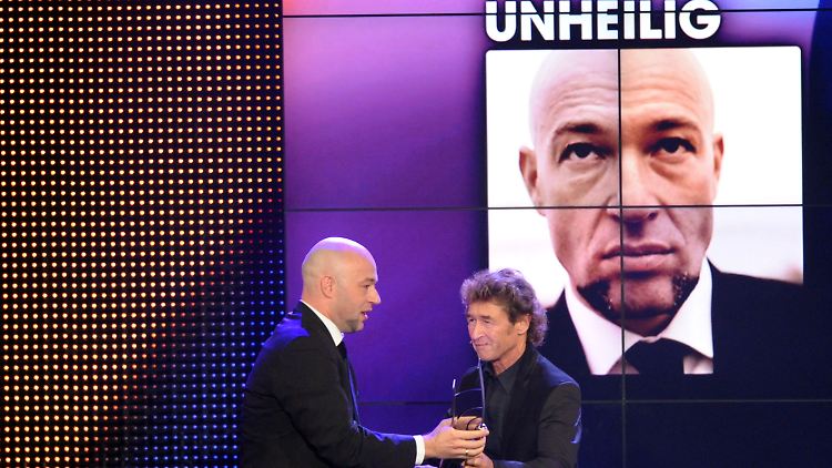 Dert Graf nahm für Unheilig den Echo aus der Hand von Sänger Peter Maffay entgegen.