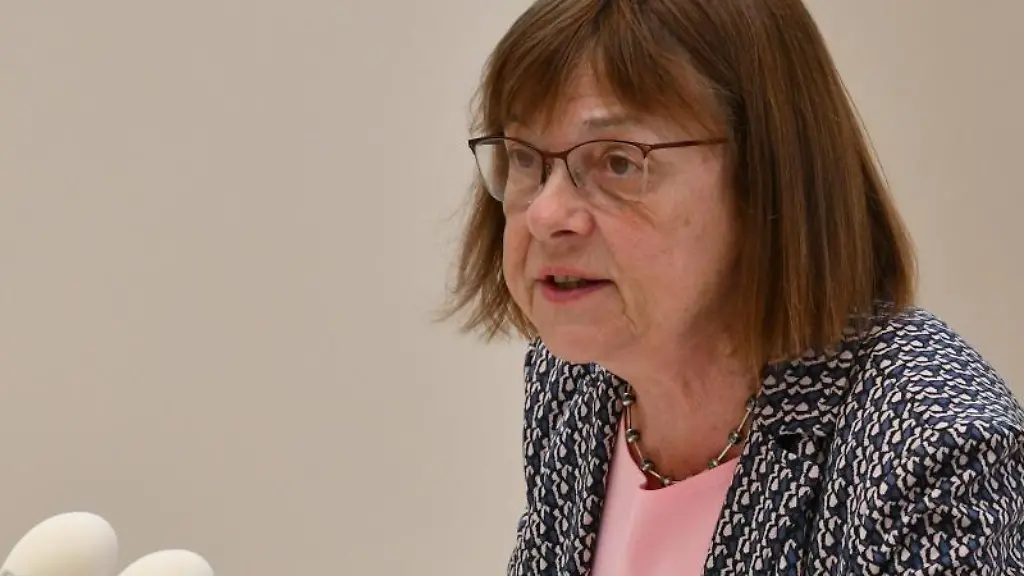 Ursula-Nonnemacher-spricht-im-Brandenburger-Landtag