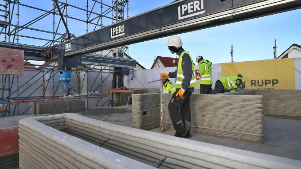 Waende-werden-mittels-eines-3D-Betondruckers-in-Schichten-hoch-gezogen