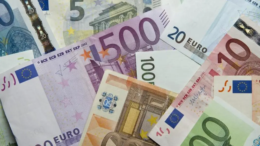 Zahlreiche-Euro-Banknoten-liegen-auf-einem-Haufen