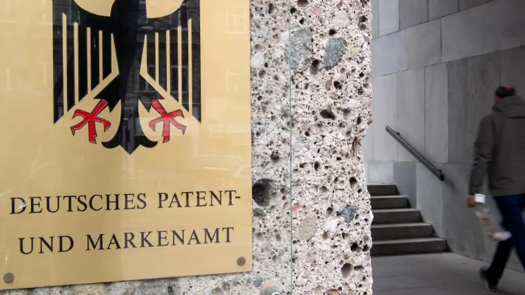 Ein-Schild-prangt-am-Haupteingang-des-deutschen-Patentamtes