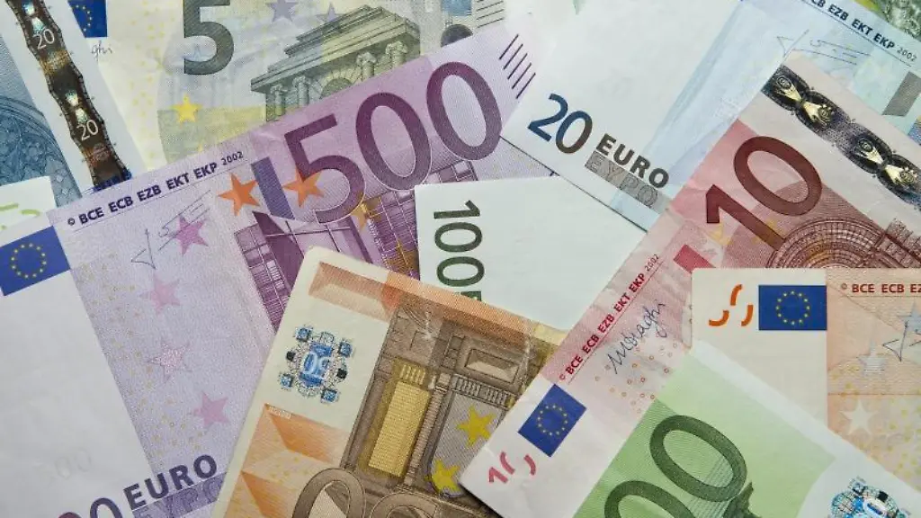 Zahlreiche-Euro-Banknoten-liegen-auf-einem-Haufen