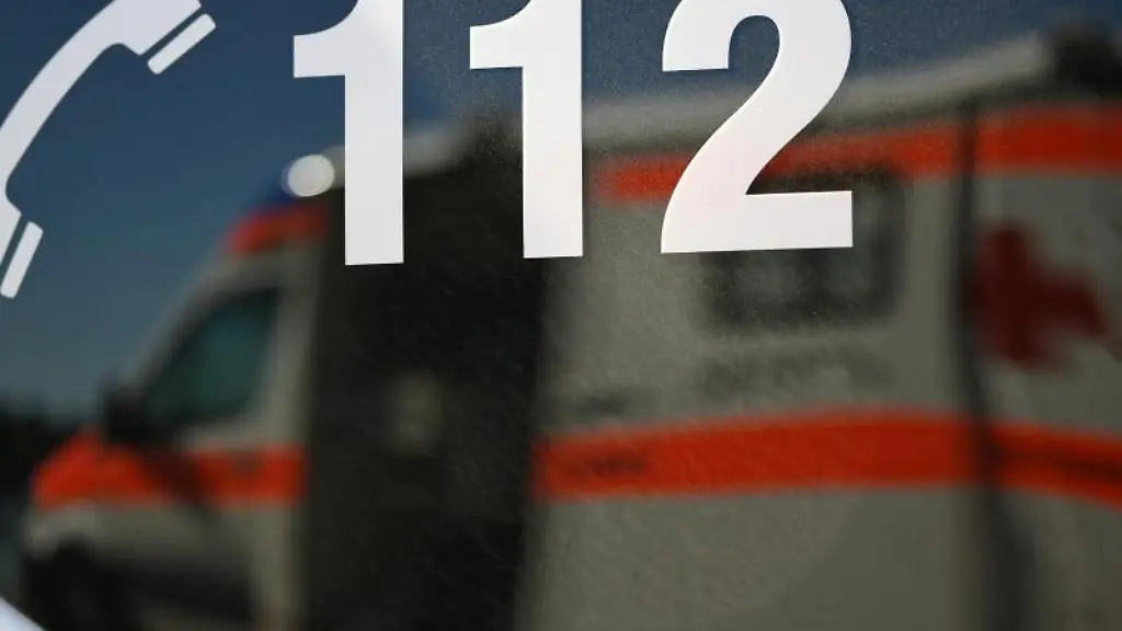 Ein-Rettungswagen-spiegelt-sich-in-einem-Fenster-eines-anderen-Rettungswagen