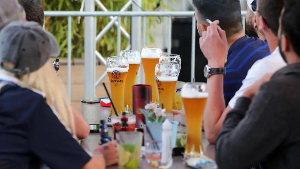 Fussballfans-verfolgen-das-Spiel-auf-den-Bildschirmen-bei-einem-Public-Viewing