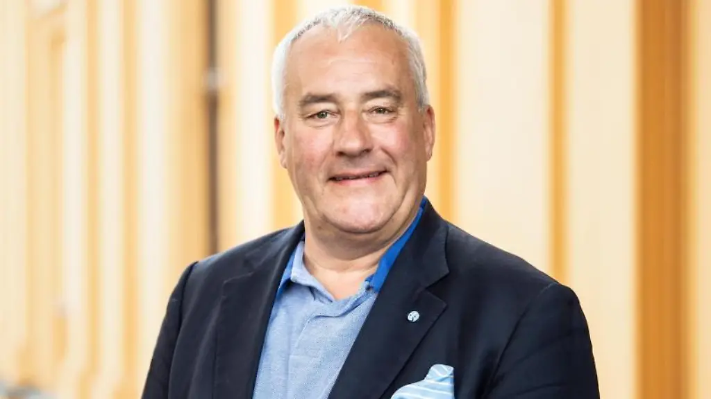 Ludwig-Spaenle-CSU-steht-im-bayerischen-Landtag