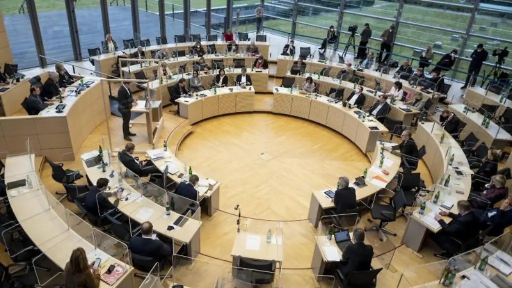 Die-Abgeordneten-des-schleswig-holsteinischen-Landtags-debattieren-im-Plenarsaal