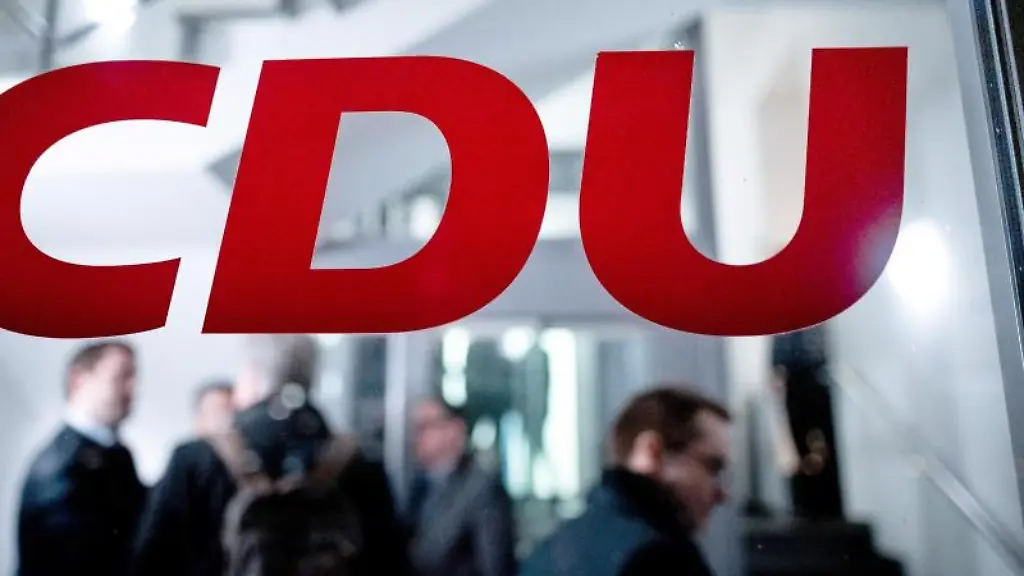 Das-Logo-der-CDU-steht-an-einer-Tuer