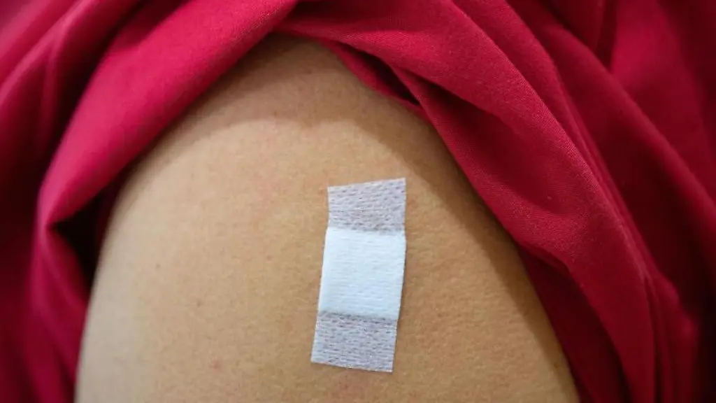 Nach-der-Corona-Impfung-klebt-ein-Pflaster-auf-einem-Oberarm