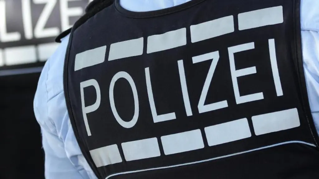 In-Polizei-Westen-gekleidete-Polizisten