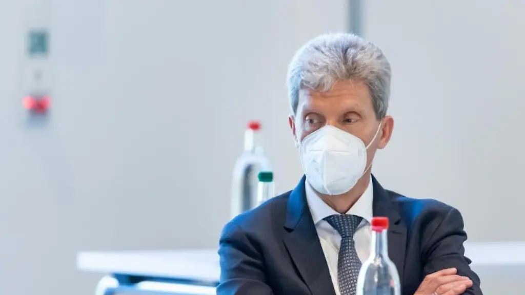 Helmut-Holter-Linke-verfolgt-die-Sitzung-des-Thueringer-Landtags