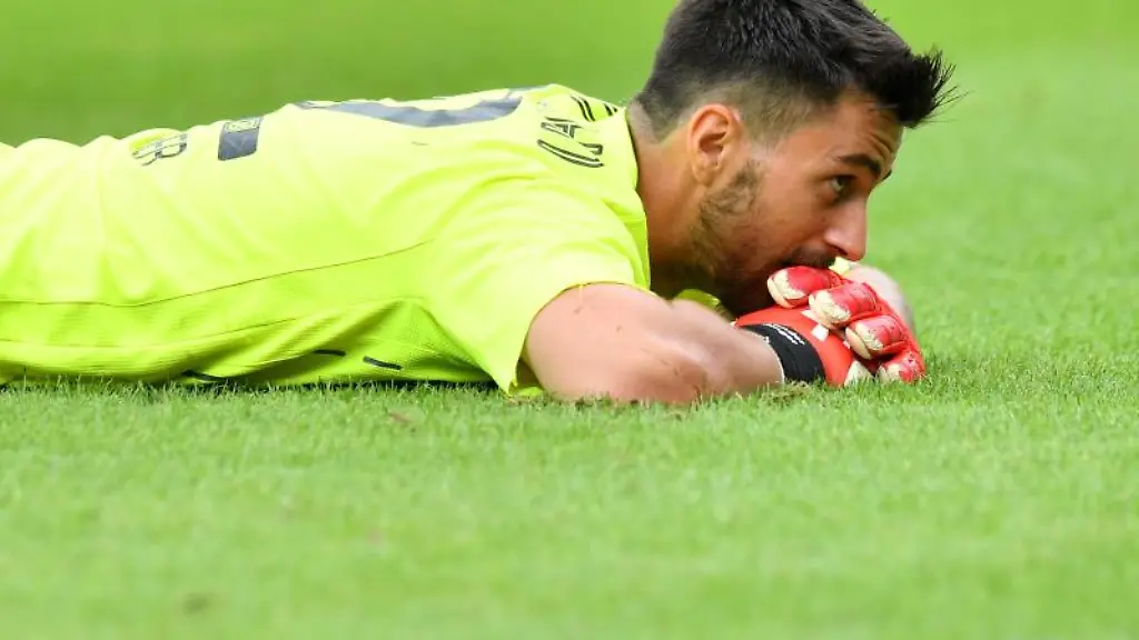 Regensburgs-Torwart-Alexander-Weidinger-liegt-auf-dem-Spielfeld