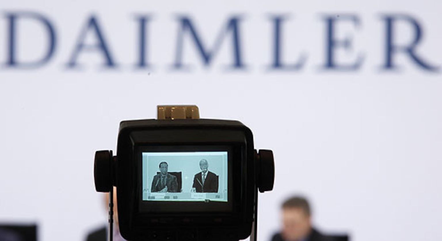 Der Daimler-Konzern befindet sich im Fokus. Wenn am 8. April 2009 die Öffentlichkeit zur Hauptversammlung nach Berlin blickt, wird Vorstandschef Zetsche wohl nicht nur Gutes zu berichten haben.