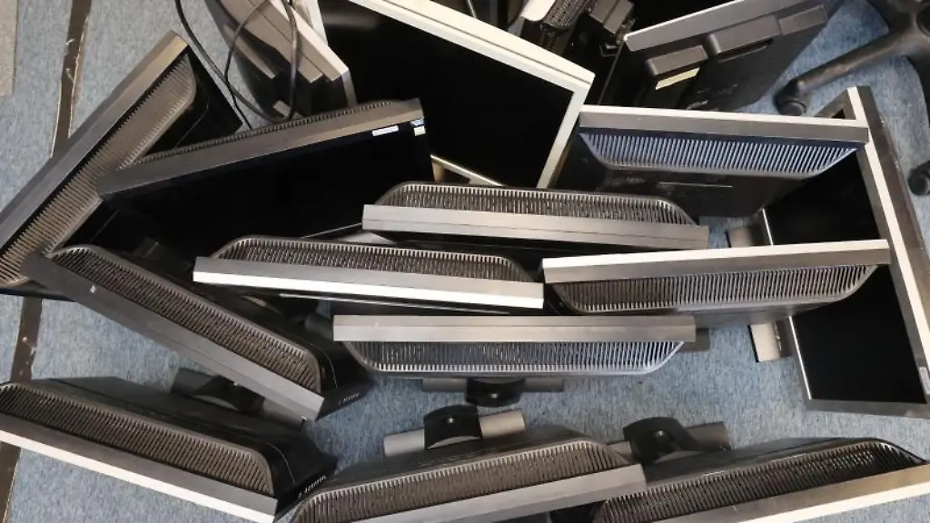 Reparaturbeduerftige-Computermonitore-stehen-in-den-Raeumen-der-tibor-National-und-internationale-Projekte-e-V