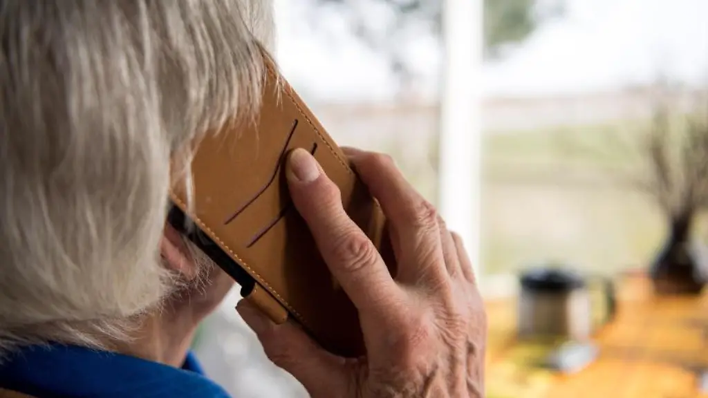 Eine-Seniorin-telefoniert-mit-ihrem-Smartphone