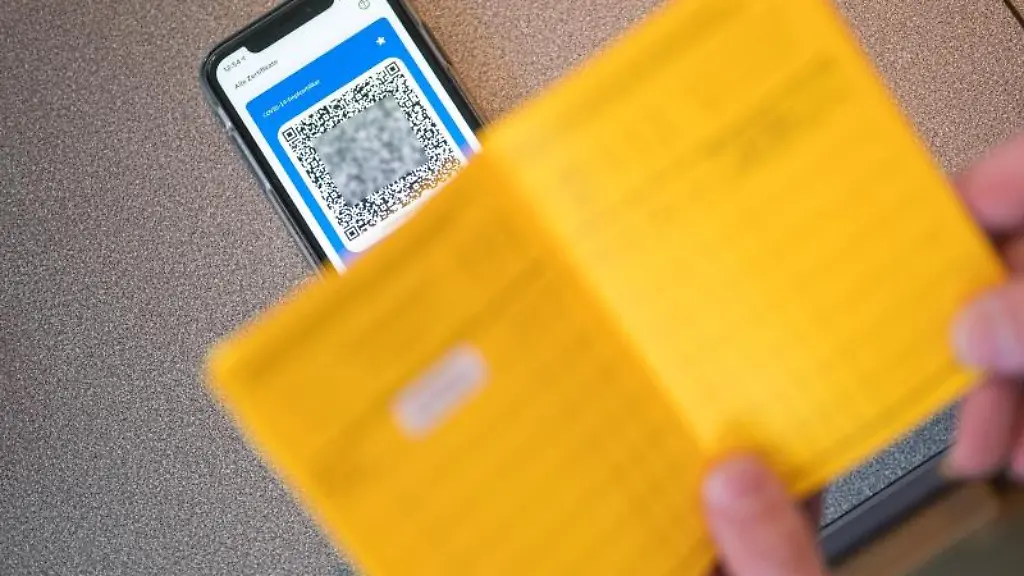 Ein-Smartphone-mit-dem-QR-Code-auf-dem-Tisch-einer-Apotheke