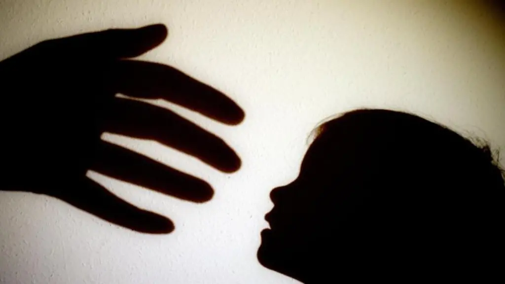 Schatten-einer-Hand-einer-erwachsenen-Person-neben-dem-Schatten-eines-Kindes