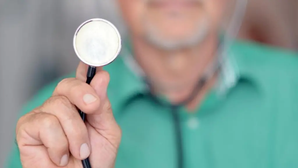 Ein-Arzt-haelt-ein-Stethoskop-nach-oben