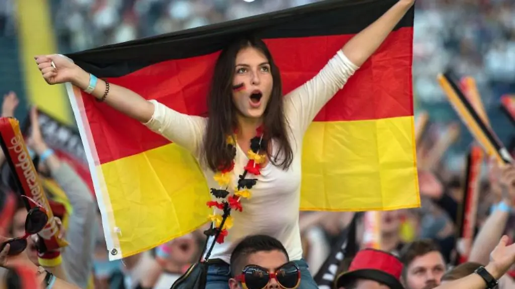 Fussballfans-verfolgen-ein-Deutschland-Spiel