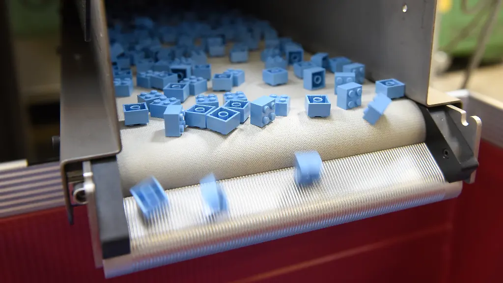 2016-03-04T120000Z-1958468364-D1AESQOSRLAB-RTRMADP-3-DENMARK-LEGO